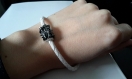 Bracelet en cuir blanc avec sa mignonette en perles de swarovski