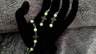 Petite parure boucles d'oreilles et bracelet en perles vert et croix noir