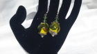 Boucles d'oreilles réalisées en perles de swarovski vertes et en perles en verre murano