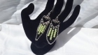 Boucles d'oreilles coeurs réalisées avec des chaînettes et des perles de renaissance vertes