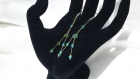 Boucles d'oreilles réalisées en fil métallique et en perles de swarovski vertes