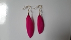 Boucles d'oreilles pendantes plume rose fuchsia