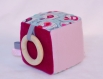 Cube d'éveil pour bébé d'inspiration montessori multi-matières et grelot. collection oiseaux. coloris bleu et roses