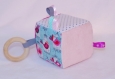 Cube d'éveil pour bébé d'inspiration montessori multi-matières et grelot. collection oiseaux. coloris bleu et roses