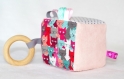 Cube d'éveil pour bébé d'inspiration montessori multi-matières et grelot. collection napoléon le chat. coloris bleu et roses