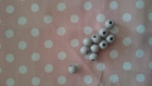 Lot de 10 perles bois grises claires  8mm
