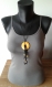 Collier chaîne métal noire pendentif pierre jaune