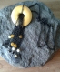 Collier chaîne métal noire pendentif pierre jaune