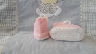Chaussons à lacets en laine bébé 0-3 mois - couleur rose - tricot fait main - cadeau naissance