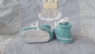 Chaussons à lacets en laine bébé 0-3 mois - couleur vert celadon - tricot fait main - cadeau naissance