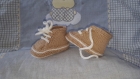 Chaussons baskets à lacets en laine bébé 0-3 mois - couleur dune - tricot fait main - cadeau naissance