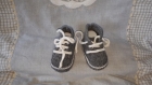 Chaussons baskets à lacets en laine bébé 0-3 mois - couleur gris flanelle - tricot fait main - cadeau naissance