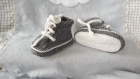 Chaussons baskets à lacets en laine bébé 0-3 mois - couleur gris flanelle - tricot fait main - cadeau naissance