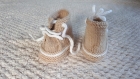 Chaussons baskets à lacets en laine bébé 0-3 mois - couleur dune - tricot fait main - cadeau naissance