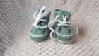 Chaussons baskets à lacets en laine bébé 0-3 mois - couleur vert sirene - tricot fait main - cadeau naissance