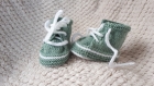 Chaussons baskets à lacets en laine bébé 0-3 mois - couleur vert sirene - tricot fait main - cadeau naissance