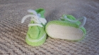Chaussons baskets à lacets en laine bébé 0-3 mois - couleur vert anis - tricot fait main - cadeau naissance