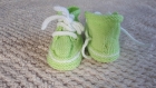 Chaussons baskets à lacets en laine bébé 0-3 mois - couleur vert anis - tricot fait main - cadeau naissance