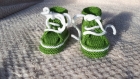 Chaussons baskets à lacets en laine bébé 0-3 mois - couleur vert gazon - tricot fait main - cadeau naissance