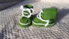 Chaussons baskets à lacets en laine bébé 0-3 mois - couleur vert gazon - tricot fait main - cadeau naissance