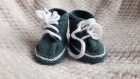 Chaussons baskets à lacets en laine bébé 0-3 mois - couleur bleu/vert paon - tricot fait main - cadeau naissance