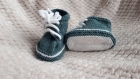Chaussons baskets à lacets en laine bébé 0-3 mois - couleur bleu/vert paon - tricot fait main - cadeau naissance
