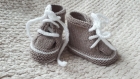 Chaussons baskets à lacets en laine bébé 0-3 mois - couleur biche - tricot fait main - cadeau naissance