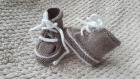 Chaussons baskets à lacets en laine bébé 0-3 mois - couleur biche - tricot fait main - cadeau naissance