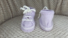 Chaussons baskets à lacets en laine bébé 0-3 mois - couleur parme - tricot fait main - cadeau naissance