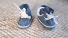 Chaussons baskets à lacets en laine bébé 0-3 mois - couleur bleu jean's denim - tricot fait main - cadeau naissance
