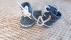 Chaussons baskets à lacets en laine bébé 0-3 mois - couleur bleu jean's denim - tricot fait main - cadeau naissance
