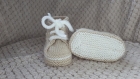 Chaussons baskets à lacets en laine bébé 0-3 mois - couleur beige grege - tricot fait main - cadeau naissance 