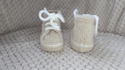 Chaussons baskets à lacets en laine bébé 0-3 mois - couleur beige grege - tricot fait main - cadeau naissance 