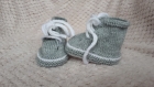 Chaussons baskets à lacets en laine bébé 3-6 mois - couleur gris - tricot fait main - cadeau naissance 