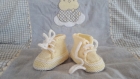 Chaussons baskets à lacets en laine bébé 3-6 mois - couleur poussin - tricot fait main - cadeau naissance 