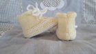 Chaussons baskets à lacets en laine bébé 3-6 mois - couleur poussin - tricot fait main - cadeau naissance 