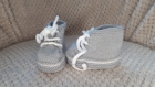 Chaussons baskets à lacets en laine bébé 0-3 mois - couleur gris givre - tricot fait main - cadeau naissance 