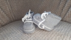 Chaussons baskets à lacets en laine bébé 0-3 mois - couleur gris givre - tricot fait main - cadeau naissance 