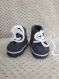 Chaussons baskets à lacets en laine bébé 0-3 mois - couleur gris souris - tricot fait main - cadeau naissance 