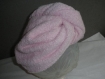 Turban  séche cheveux en éponge de coloris rose..