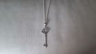 Collier chaine argenté perlé et pendentif clé a260