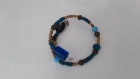 Bracelet perles bleues sur fil mettalique  a279