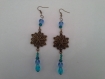 Boucles d oreille bronze fleurs et perles bleues a522