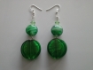 Boucles d oreille perles de verre ton de vert  a541