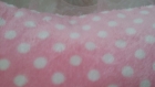 Coussin en tissu de velours rose et pois blanc