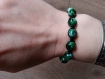 Bracelet en macramé noir et perles vertes.