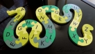 Puzzle alphabet en bois, en forme de serpent