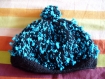 Bonnet bleu et noir avec pompon 
