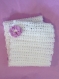 Echarpe bebe / naissance au crochet blanche avec fleur mauve