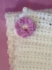 Echarpe bebe / naissance au crochet blanche avec fleur mauve